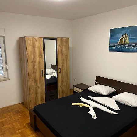 Appartamento Apartman Aurora Kaštel Novi Esterno foto